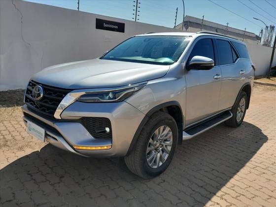 TOYOTA HILUX SW4 2.8 D-4D TURBO DIESEL SRX 7L 4X4 AUTOMÁTICO